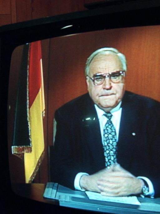 Bundeskanzler Helmut Kohl im Vordergrund auf einem Fernsehbildschirm und im Hintergrund persönlich