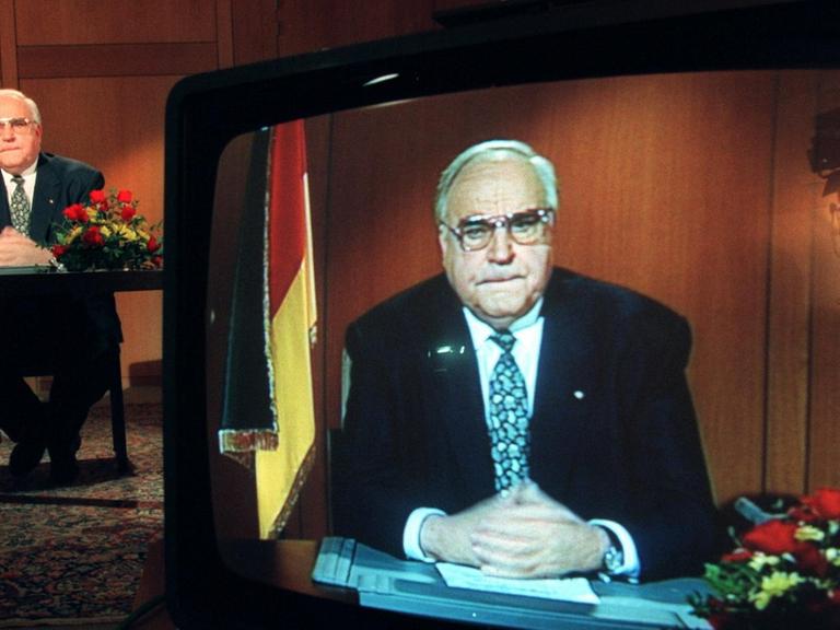 Bundeskanzler Helmut Kohl im Vordergrund auf einem Fernsehbildschirm und im Hintergrund persönlich