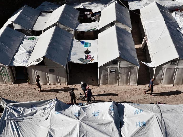 Zelte des Flüchtlingslagers auf der griechischen Insel Chios.