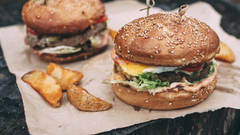 Zwei Hamburger mit Pommes