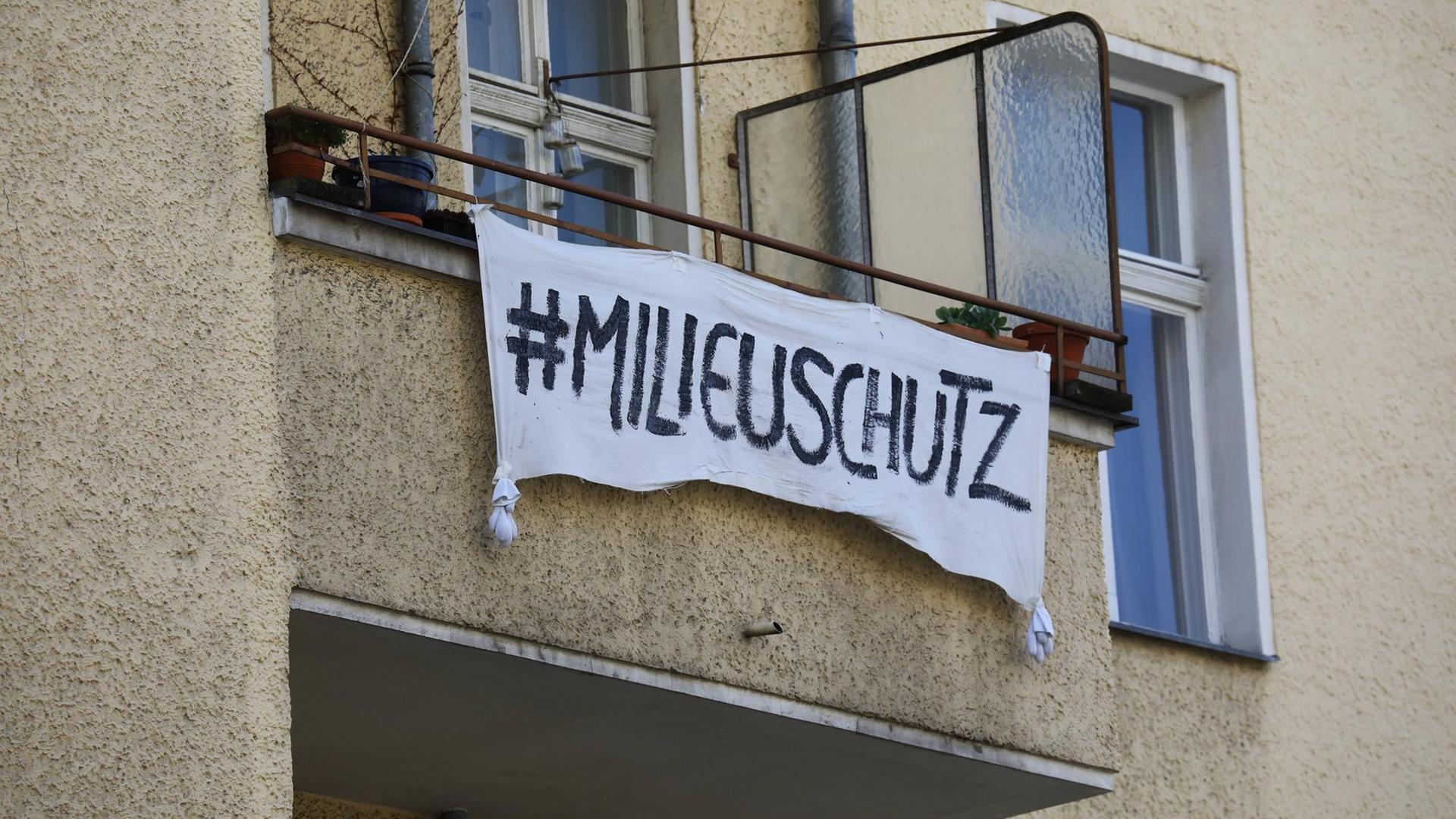 In Berlin-Neukölln haben Bewohner ein Banner mit der Aufschrift "Milieuschutz" an den Balkon ihrer Wohnung gehangen.