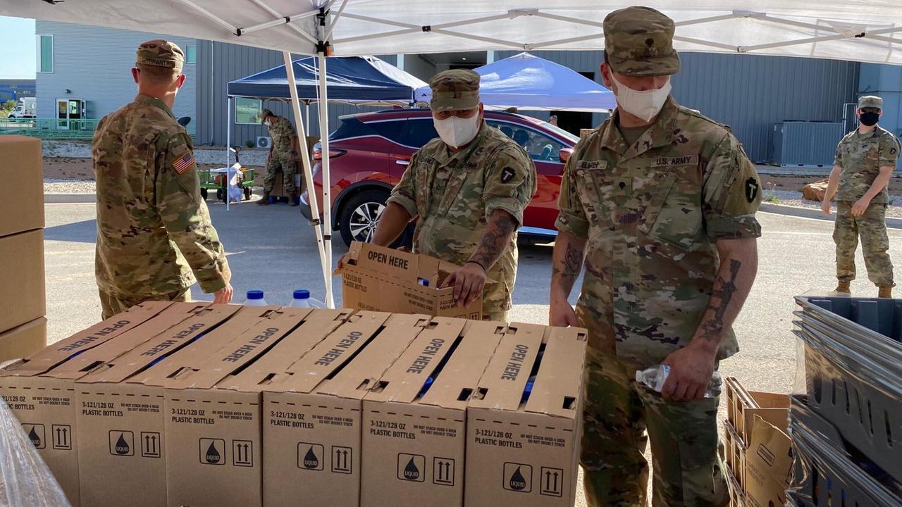 Soldaten der Nationalgarde unterstützen bei der West Texas Food Bank eine Drive-in-Lebensmittelausgabe für Bedürftige