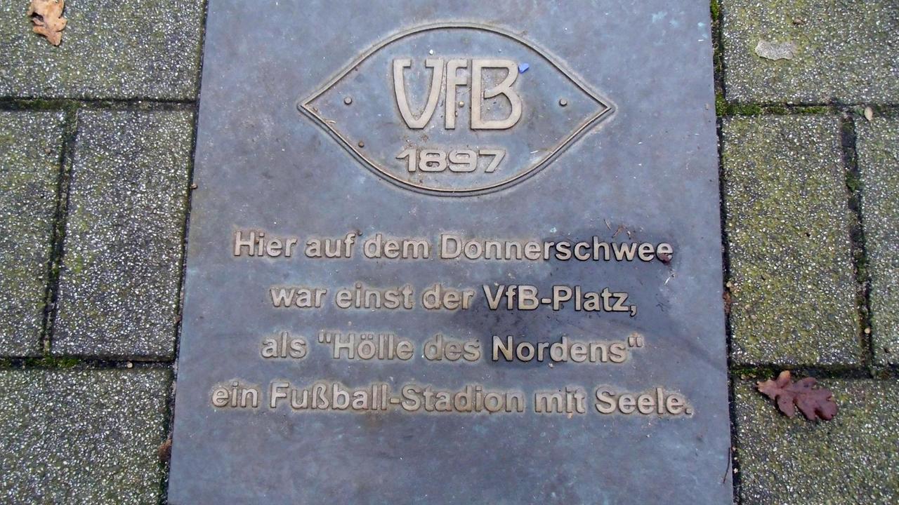 Fussball-Gedenktafel des VfB mit der Inschrift: Hier auf dem Donnerschwee war einst der VfB-Platz, als "Hölle des Nordens" ein Fussball Stadion mit Seele.