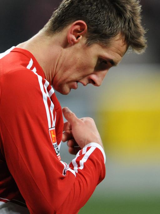Der Stürmer Miroslav Klose vom FC Bayern München bekreuzigt sich nach seinem Treffer; Aufnahme vom November 2008