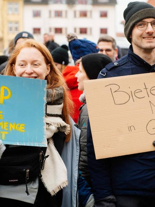 Demonstranten nach der Ministerpräsidentenwahl vor der Thüringer Staatskanzlei in Erfurt. Sie halten Schilder mit den Aufschriften „AFDP – wenn die Schnittmenge stimmt“ und „Biete Nachhilfe in Geschichte“.