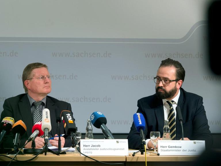 Der Anstaltsleiter der Justizvollzugsanstalt Leipzig, Rolf Jacob (l), und Sachsens Justizminister Sebastian Gemkow, bei einer Pressekonferenz zum Tod des Terrorverdächtigen Dschaber al-Bakr.