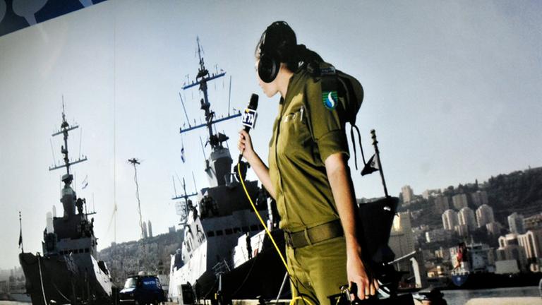 Die israelische Radio-Journalistin Naomi Rabia bei der Arbeit. Die junge Frau arbeitet für den israelischen Militärsender Galei Zalah in Jaffa.