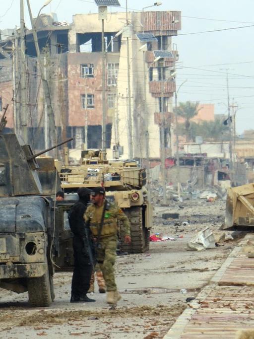 Irakische Truppen kämpfen gegen Dschihadisten der Terrormiliz IS, um die Umgebung der irakischen Provinzhauptstadt Ramadi zu sichern.