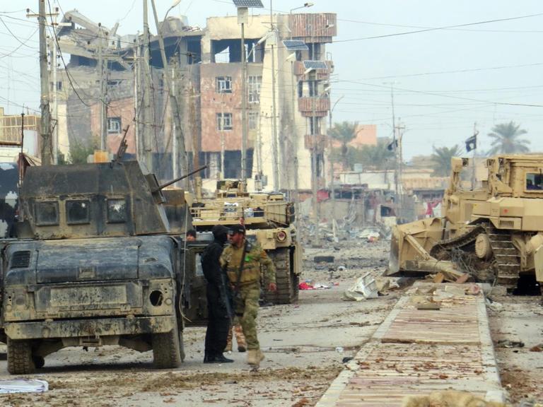 Irakische Truppen kämpfen gegen Dschihadisten der Terrormiliz IS, um die Umgebung der irakischen Provinzhauptstadt Ramadi zu sichern.