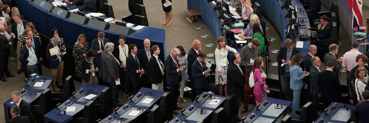 Abgeordnete stehen vor der Abstimmung in einer Reihe im Europaparlament.