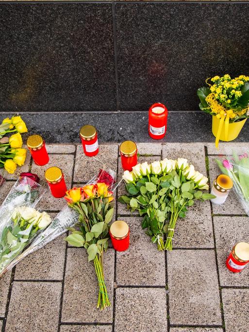 Blumen liegen in der Nähe eines Tatorts in der Innenstadt von Hanau. Bei Schüssen an zwei Shisha-Bars wurden mehrere Menschen getötet und verletzt.