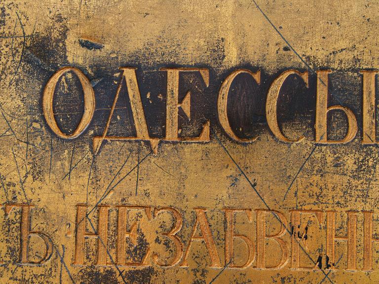 Blick auf die Inschrift Odessa am Denkmal des Herzog de Richelieu am Primorsky Boulevard