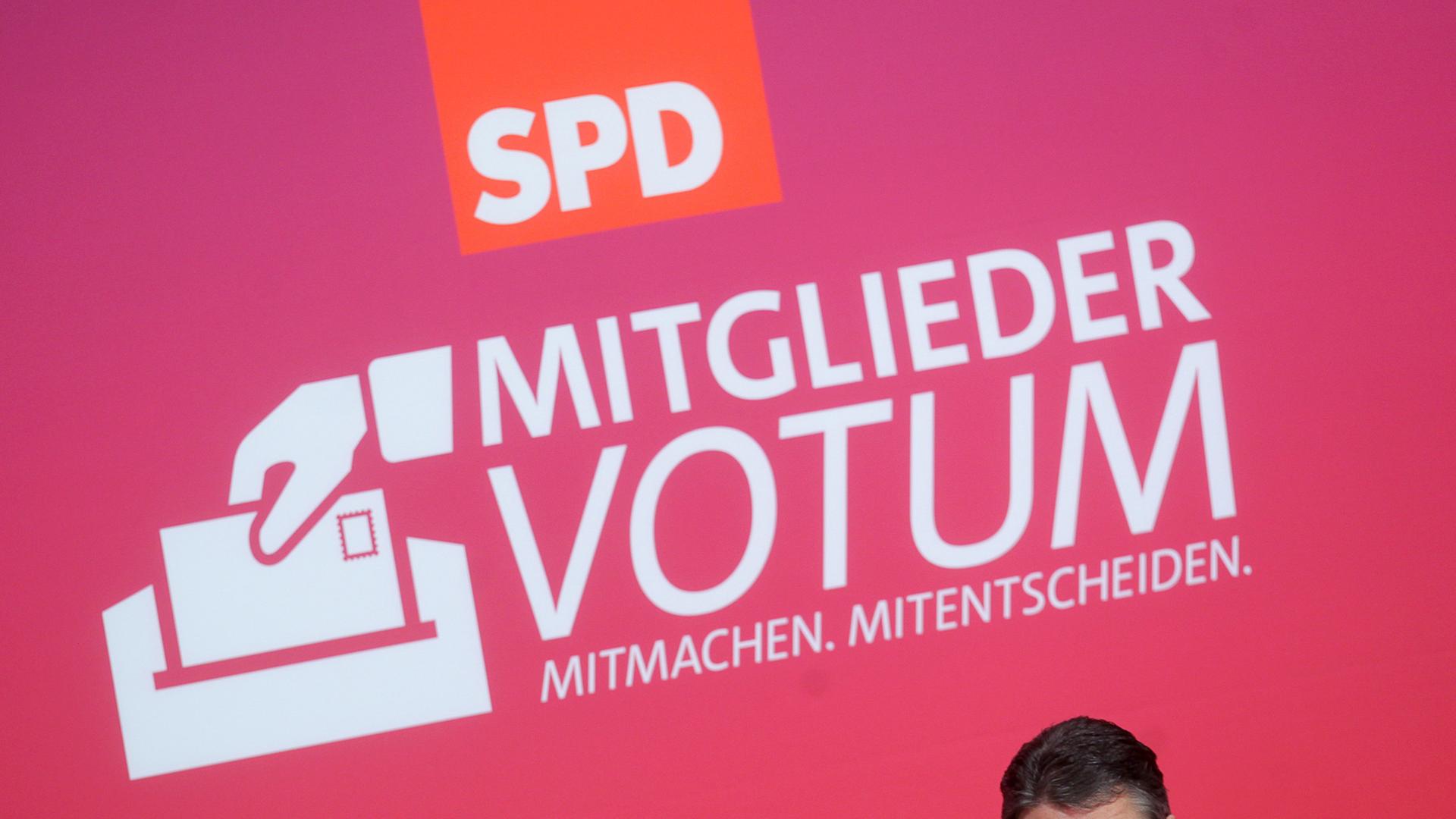 SPD-Chef Sigmar Gabriel steht vor einem SPD-PLakat mit dem Schriftzug "Mitgliedervotum - Mitmachen. Mitentscheiden"
