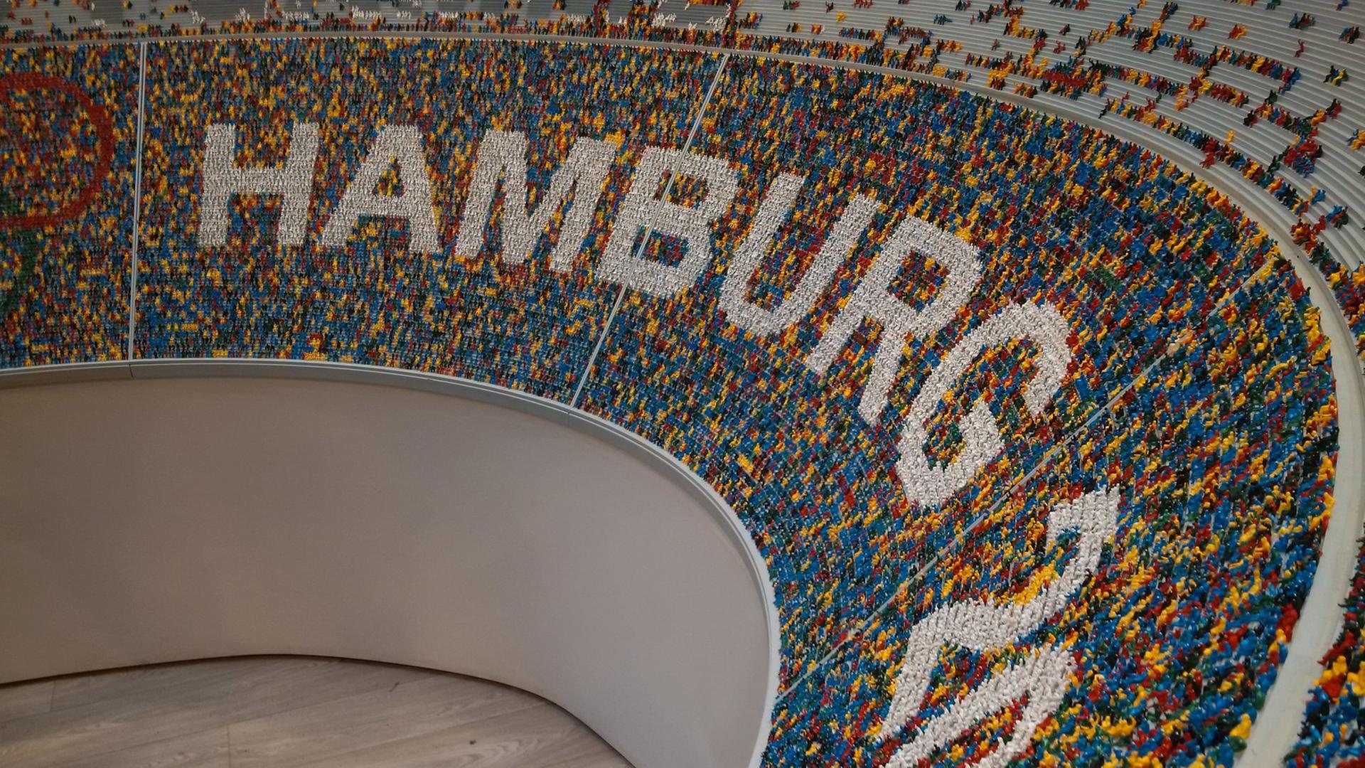 Hamburger Bürger haben in ein Miniaturstadion Figuren platziert und so ihre Zustimmung für Olympia 2024 in Hamburg zu zeigen.