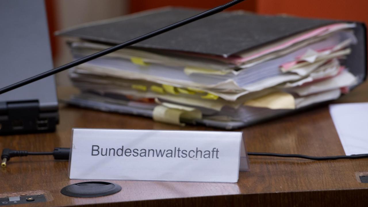 Ein voller Aktenordner liegt im Gerichtssaal im Oberlandesgericht in München auf dem Platz der Bundesanwaltschaft. Ein voller Aktenordner liegt im Gerichtssaal im Oberlandesgericht in München auf dem Platz der Bundesanwaltschaft.