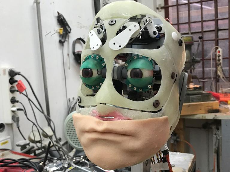 Kopf des Roboter-Doubles des Schriftstellers Thomas Melle: die Mundpartie aus Silikon, der obere Teil des Gesichts noch aus Metall.