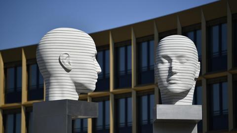 Zwei große weiße Köpfe auf dem Forumplatz, Adlershof, Treptow-Koepenick, Berlin.