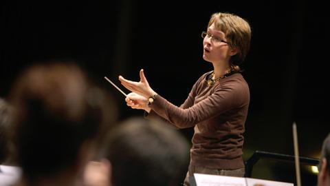Die litauische Dirigentin Mirga Grazinyte-Tyla: Noch ist sie Musikdirektorin des Salzburger Landestheaters, wechselt aber im September 2016 nach Birmingsham.