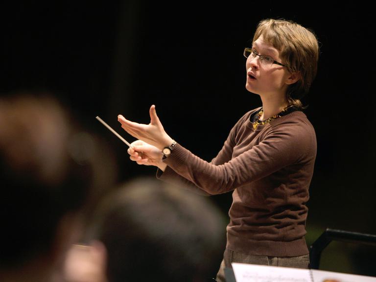 Die litauische Dirigentin Mirga Grazinyte-Tyla: Noch ist sie Musikdirektorin des Salzburger Landestheaters, wechselt aber im September 2016 nach Birmingsham.