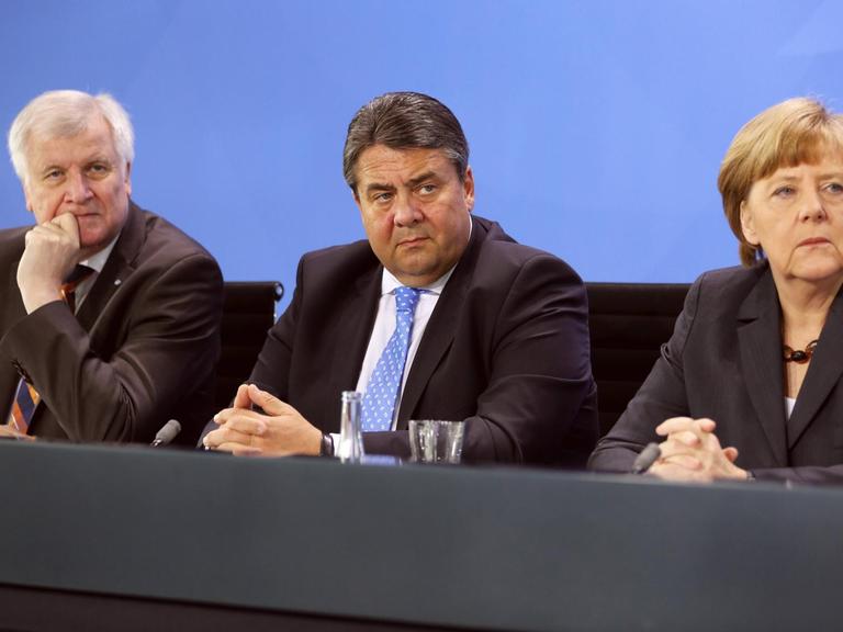 CSU-Chef Horst Seehofer, SPD-Chef Sigmar Gabriel und Bundeskanzlerin Angela Merkel (CDU) sitzen in einer Reihe.