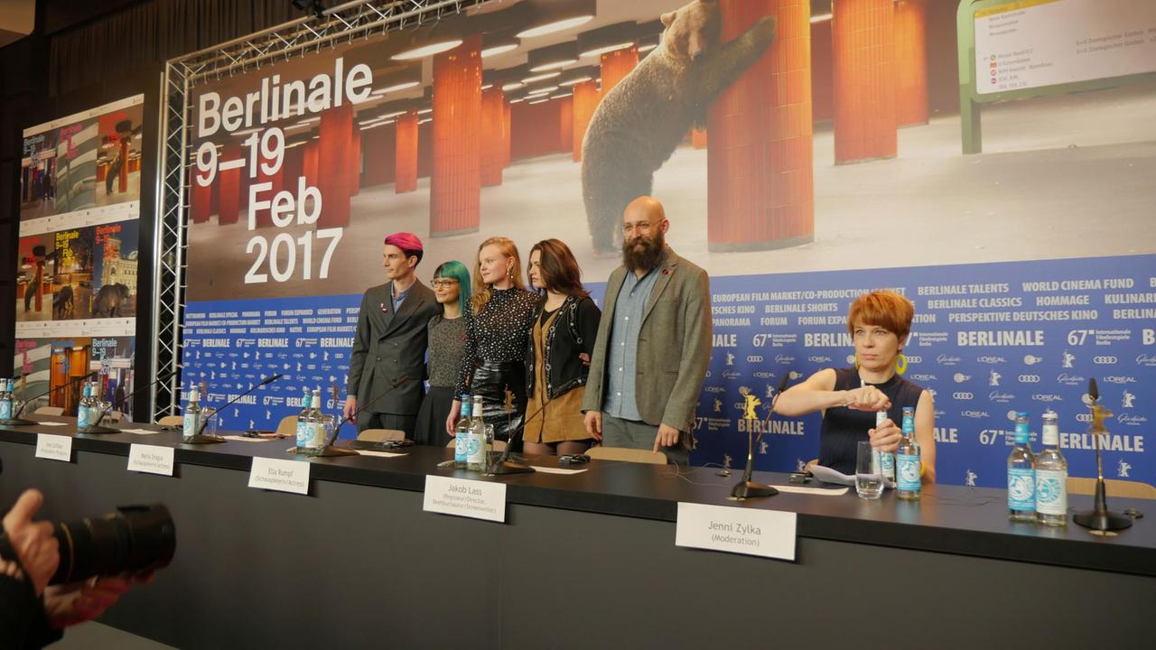 Jenni Zylka moderiert die Pressekonferenzen der Sektion Panorama auf der 67. Berlinale 2017. Hier mit der Filmcrew von "Tiger Girl".