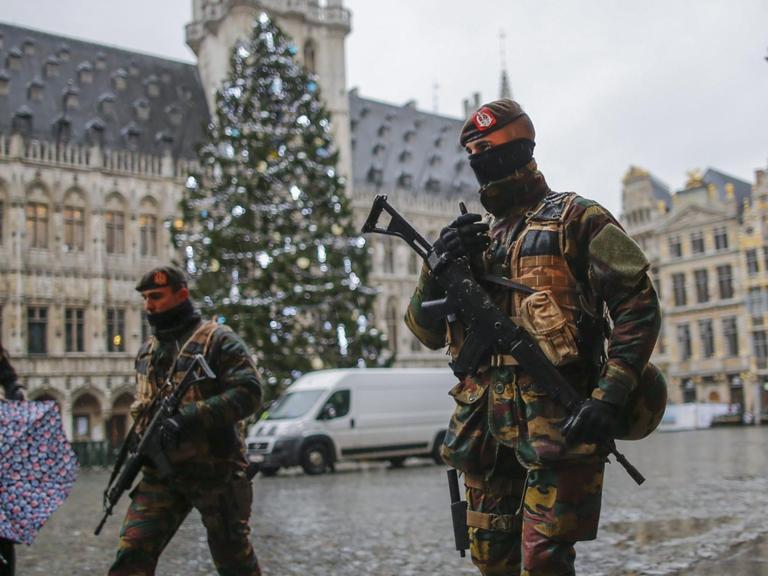 Soldaten patroullieren auf dem Grand-Place in Brüssel am 24.12.2015.