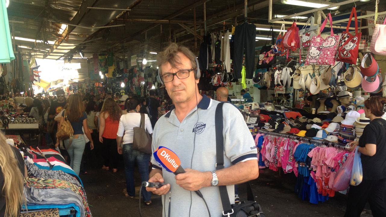 Deutschlandradio-Reporter Hans-Joachim Wiese auf dem Carmel-Markt in Tel Aviv.