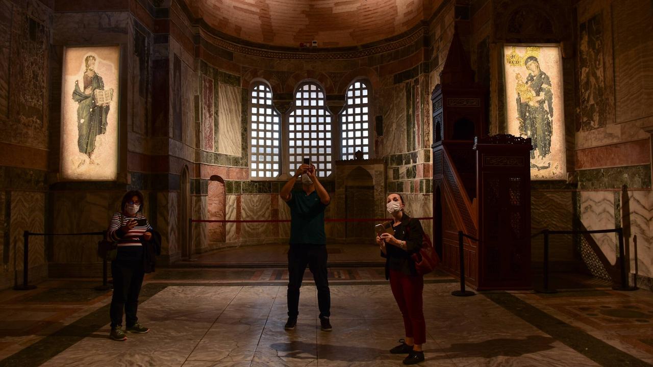 Eine Innenansicht des Istanbuler Chorakloster mit Touristen im September 2020, kurz bevor die Umwandlung in eine Moschee beginnen sollten. 