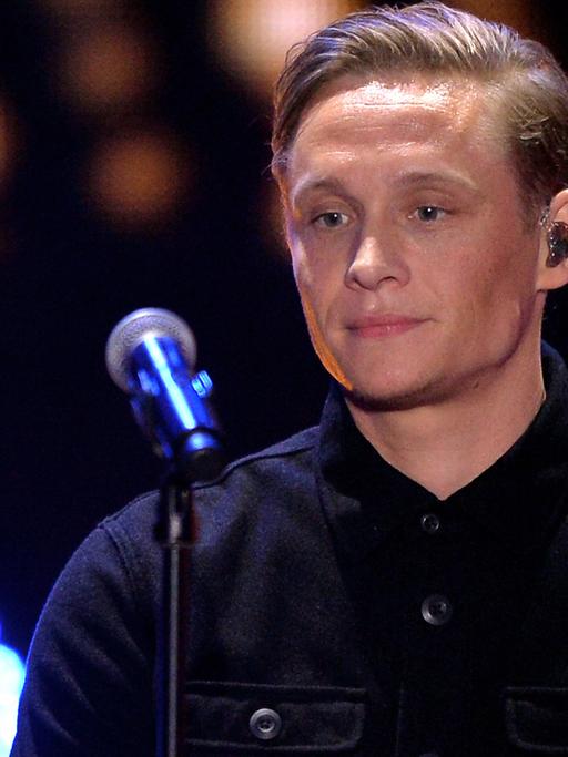 Der Sänger und Schauspieler Matthias Schweighöfer steht in Köln beim Vorentscheid "Unser Song 2017" für den Eurovision Song Contest in Kiew auf der Bühne.