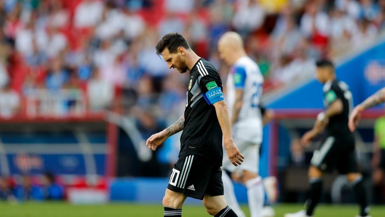 Das Bild zeigt eine Szene aus dem WM-Vorrundensüiel Argentinien gegen Island. Argentiniens Stürmerstar Lionel Messi läuft nach einem vergebenen Elfmeter mit gesenktem Kopf über den Platz.