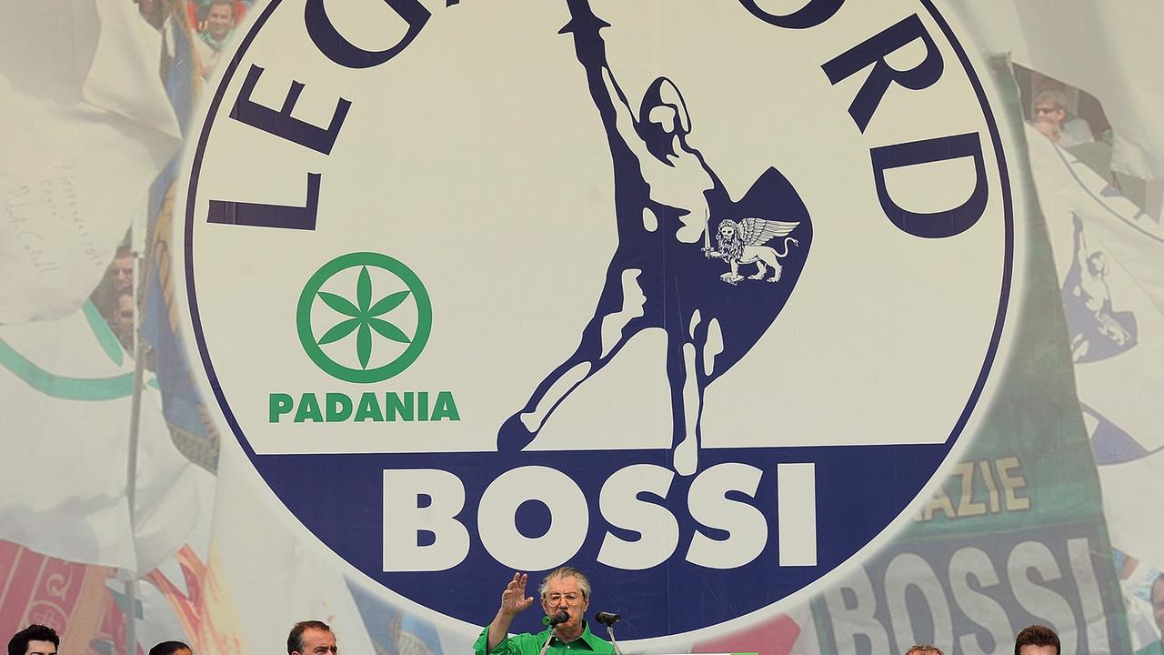 Umberto Bossi, Gründer der Lega Nord, spricht auf einer Parteiveranstaltung.