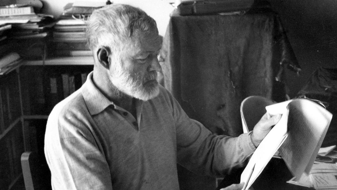 Ernest Hemingway lesend am 6. Februar 1956 in La Havana, Cuba