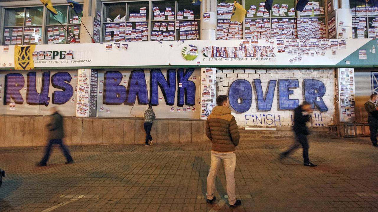 Eine mit Graffiti überdeckte und zugemauerte Filiale der russischen Sberbank in Kiew.