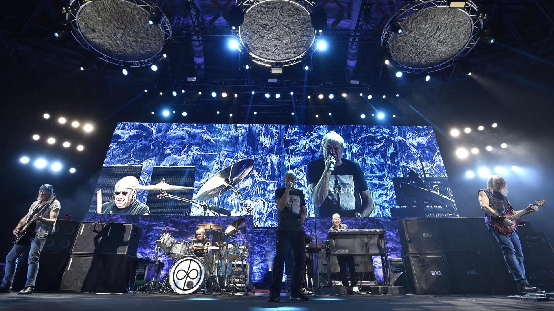 Die Musiker von Deep Purple spielen auf einer Bühne vor einer großen Videoleinwand. Die Musiker von Deep Purple spielen auf einer Bühne vor einer großen Videoleinwand.
