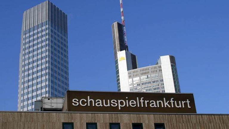 Das Schauspiel Frankfurt vor Wolkenkratzerkulisse