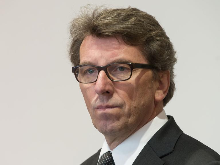Der frühere CSU-Landtagsfraktionschef Georg Schmid steht am 02.03.2015 im Gerichtssaal in Augsburg (Bayern) hinter der Anklagebank. Schmid soll mit der Beschäftigung seiner Ehefrau als Scheinselbstständige die Sozialkassen um 340 000 Euro betrogen haben.