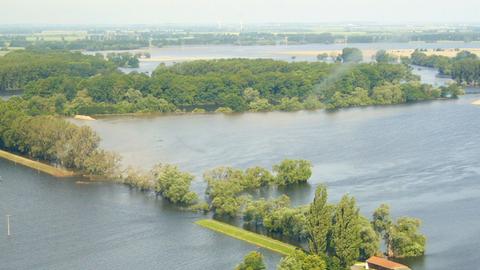 Deichbruch am 15.06.2013 im Elbe-Saale-Winkel zwischen Breitenhagen und Klein Rosenburg (Sachsen-Anhalt). Dort ist durch eine Sprengung der Deichbruch vergrößert worden. Damit soll das Hochwasser aus den überfluteten Gebieten schneller zurück in die Flüsse geleitet werden.