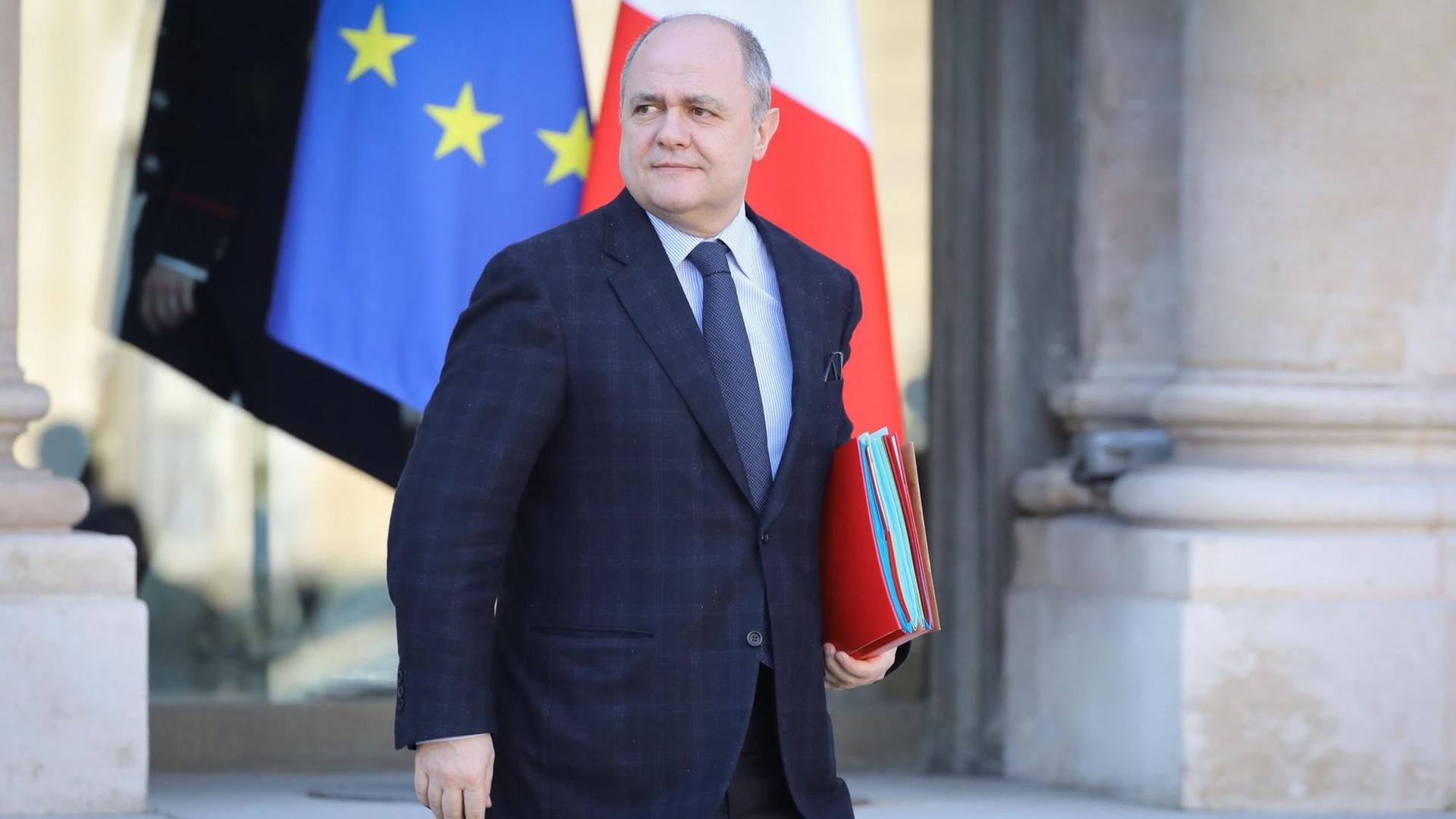 Frankreichs Innenminister Le Roux ist zurückgetreten.