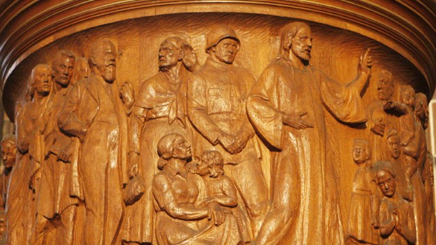 Relief der Kanzel im Innenraum der Martin-Luther-Gedächtniskirche an der Tempelhofer Rathausstrasse in Berlin