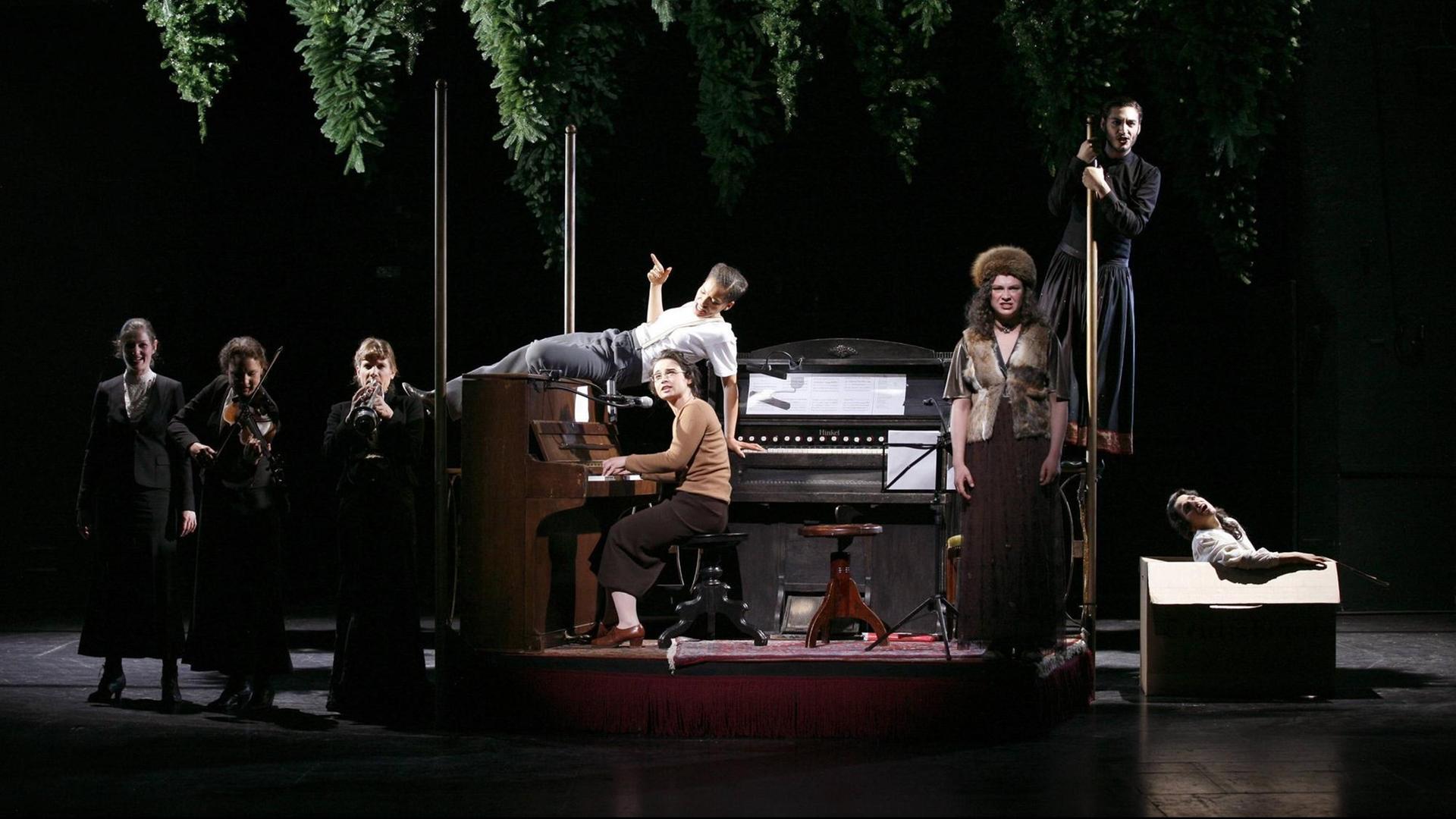 Szene aus "Hätte klappen können - ein patriotischer Liederabend" im Maxim Gorki Theater Berlin