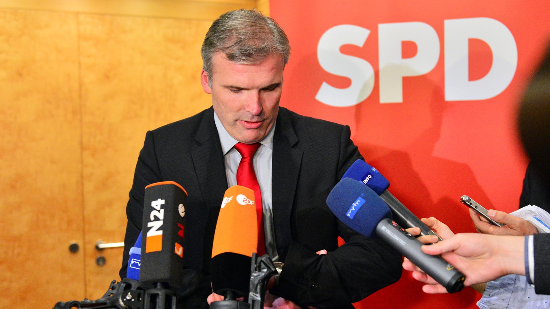 Nach der Vorstandssitzung der Thüringer Sozialdemokraten verkündet der designierte Thüringer SPD-Landeschef, Erfurts Oberbürgermeister Andreas Bausewein (SPD), am 20.10.2014 in Erfurt (Thüringen) das Ergebnis der Abstimmung. Der erweiterte Landesvorstand gab einstimmig eine Koalitionsempfehlung für Rot-Rot-Grün ab.