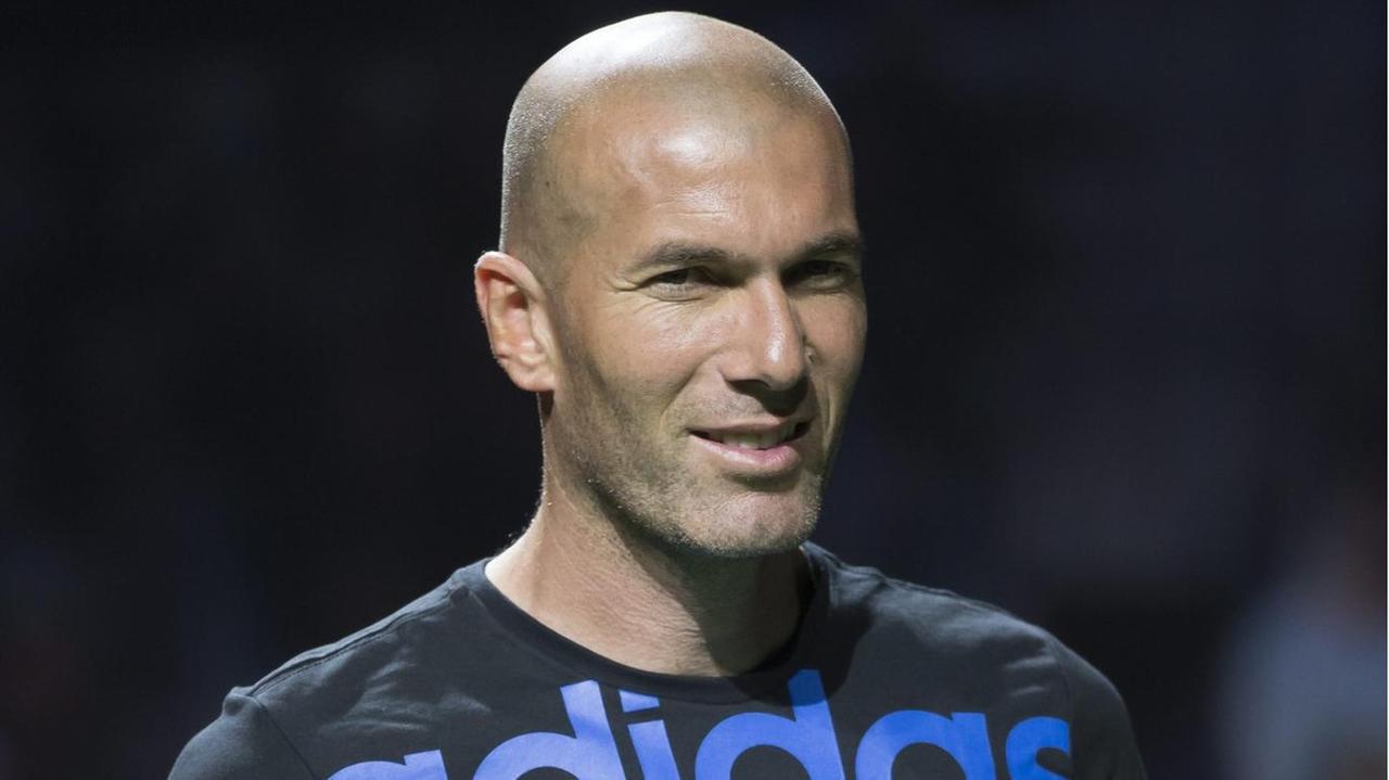 Früherer französischer Fußballspieler Zinedine Zidane präsentiert den offiziellen Ball zur UEFA Euro 2016