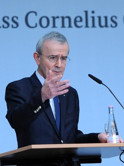 Christoph Schäublin, Stiftungsratspräsident des Kunstmuseums Bern, am 24.11.2014 in Berlin bei der Pressekonferenz zur Unterzeichnung der Vereinbarung zum Nachlass des Kunstbesitzers Cornelius Gurlitt.