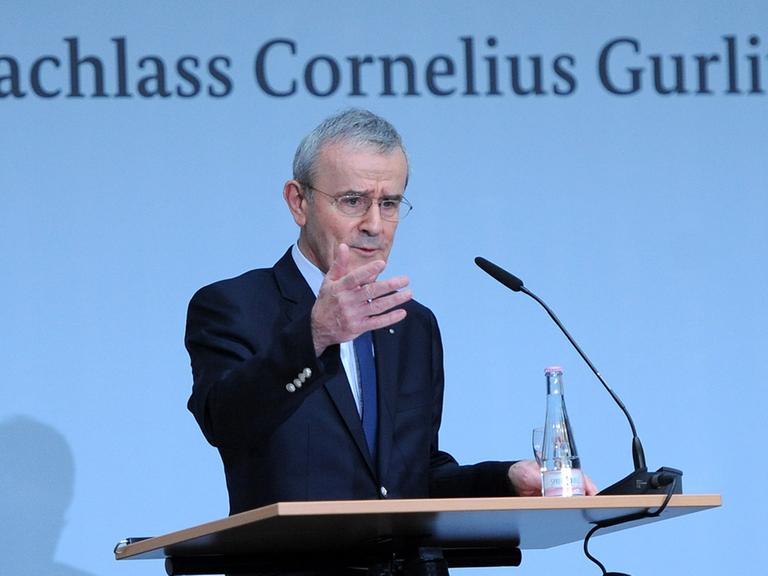 Christoph Schäublin, Stiftungsratspräsident des Kunstmuseums Bern, spricht am 24.11.2014 in Berlin bei der Pressekonferenz zur Unterzeichnung der Vereinbarung zum Nachlass des Kunstsammlers Cornelius Gurlitt.