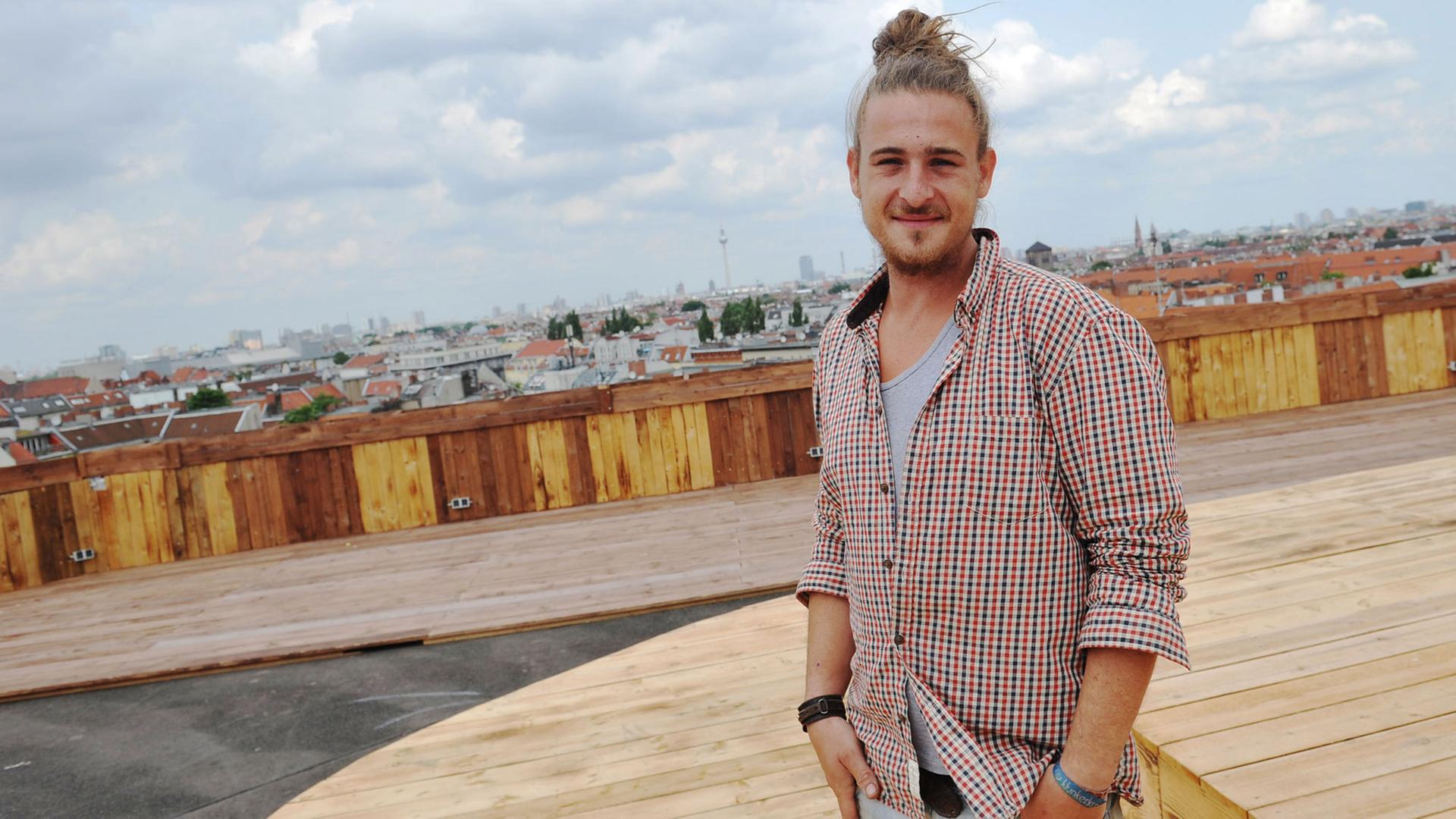 Robin Schellenberg, einer der Macher der Bar Klunkerkranich, posiert am 28.6.2013 auf dem Dach der Neukölln-Arkaden in Berlin.