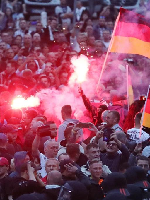 Chemnitz am 27. August 2018: Demonstranten der rechten Szene zünden Pyrotechnik und schwenken Deutschlandfahnen.