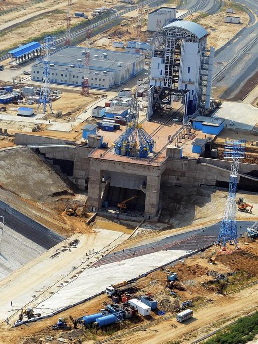 Auf der Baustelle des Kosmodroms Wostotschny wird eine riesige Raketenabschussrampe gebaut.