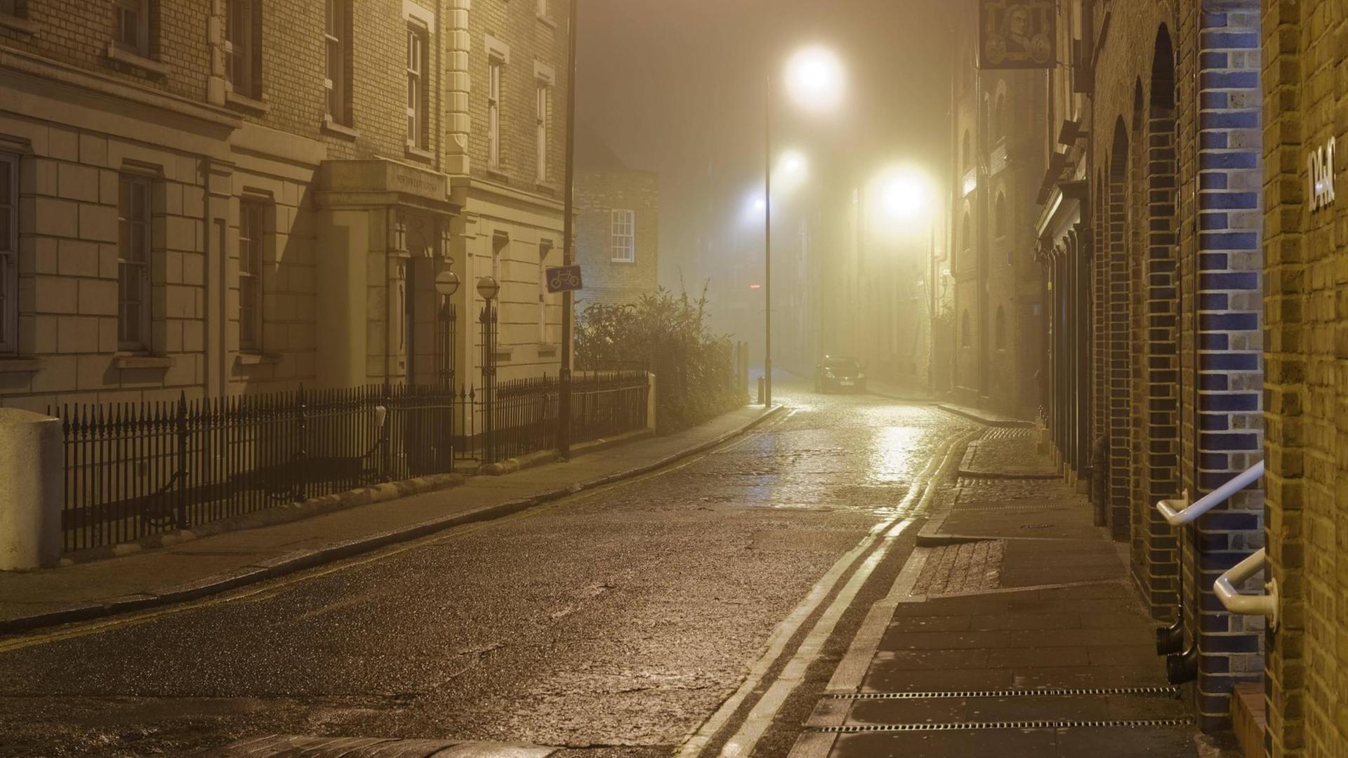 Beleuchtete Gassen von Wapping am Thames path, London, England, Großbritanien