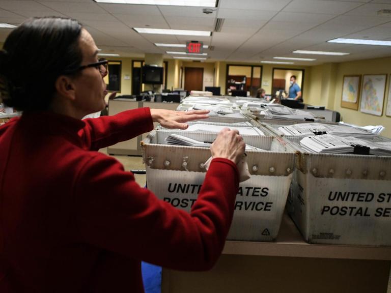 Wahlhelfer beginnen mit der Auszählung von Wahlstimmen in York County, Pennsylvania.