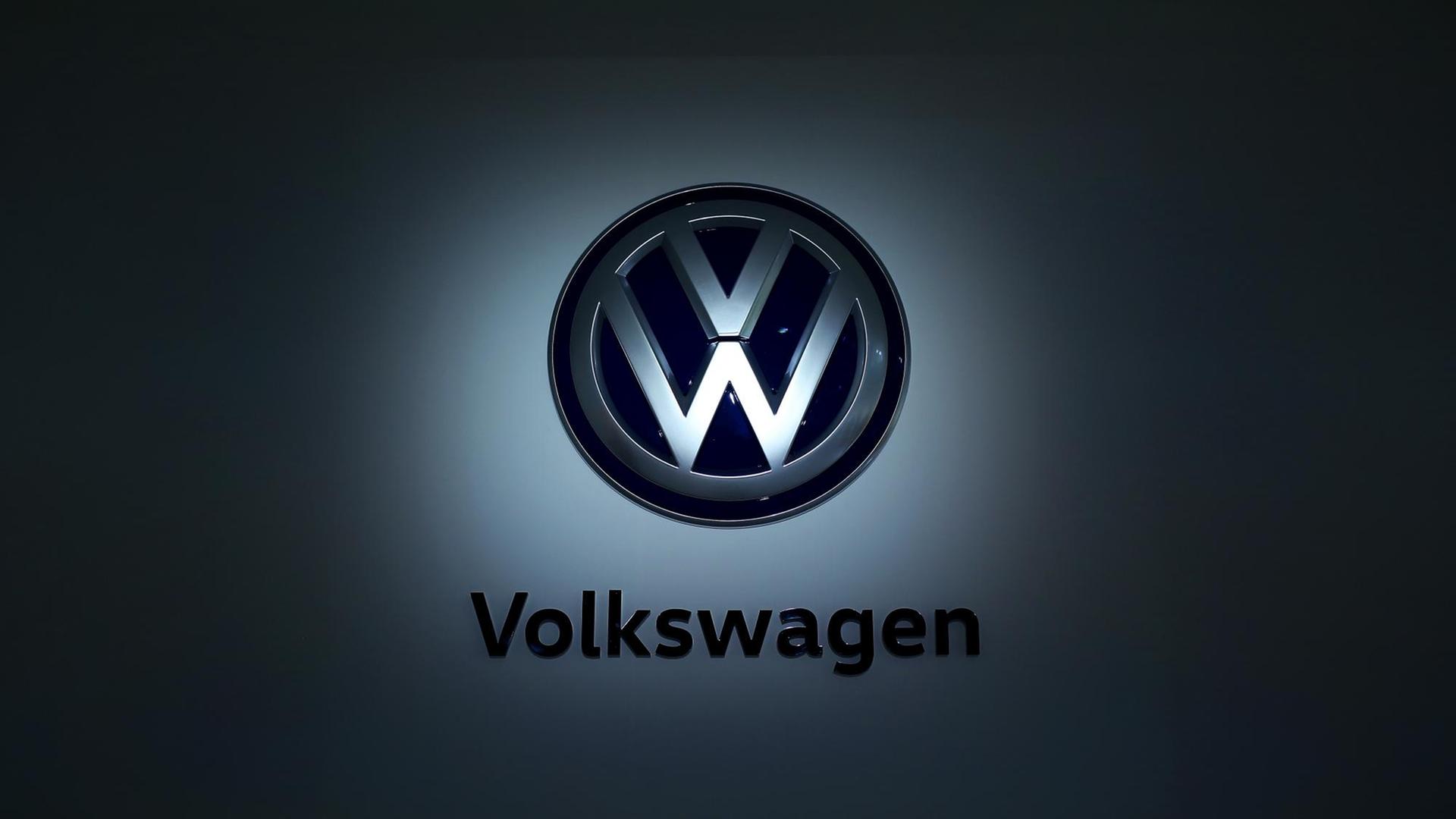Das Volkswagen-Logo im VW-Hauptsitz in Wolfsburg. Das Volkswagen-Logo im VW-Hauptsitz in Wolfsburg.